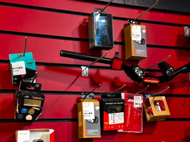 Faróis e sinalização na EMCiclo Bike Shop